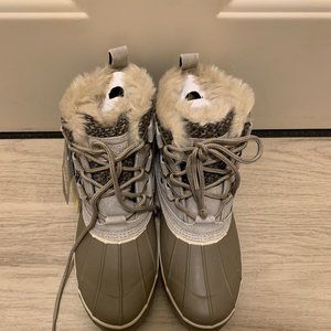 Khombu Lola Taupe Suede Leather Waterproof Duck Snow Boots Women’s 7M NEW